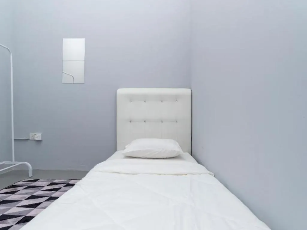 Spot On 89757 The Rooms Jb Johor Bahru 2*,
